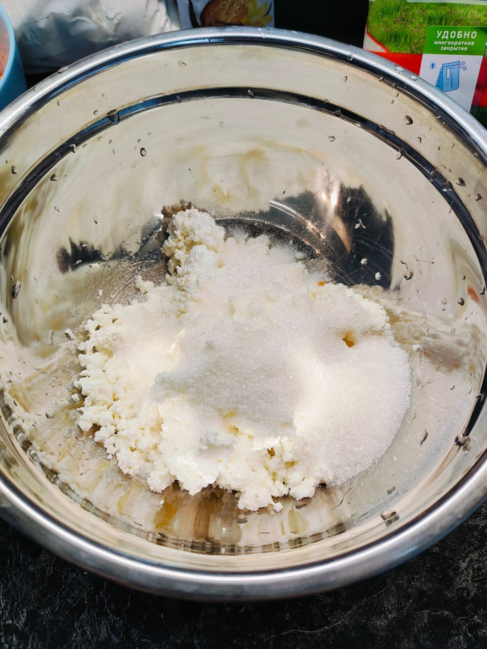 К творогу добавляю сахар и перетираю вилкой.
