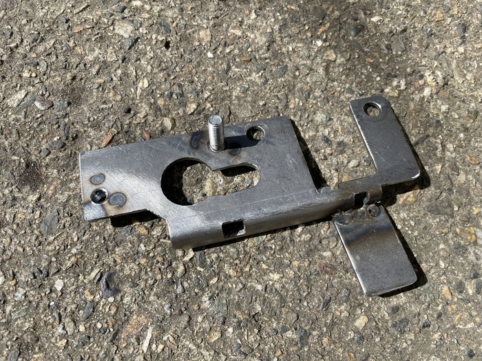 Основа выглядит так. Шпильку и гайку тоже приваривал. В П-образном окне как раз и будет двигаться привод заслонки карбюратора