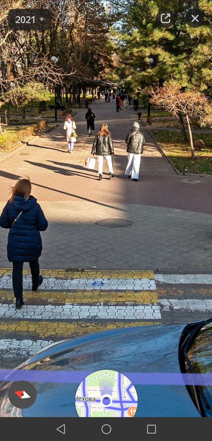 По центру аллея