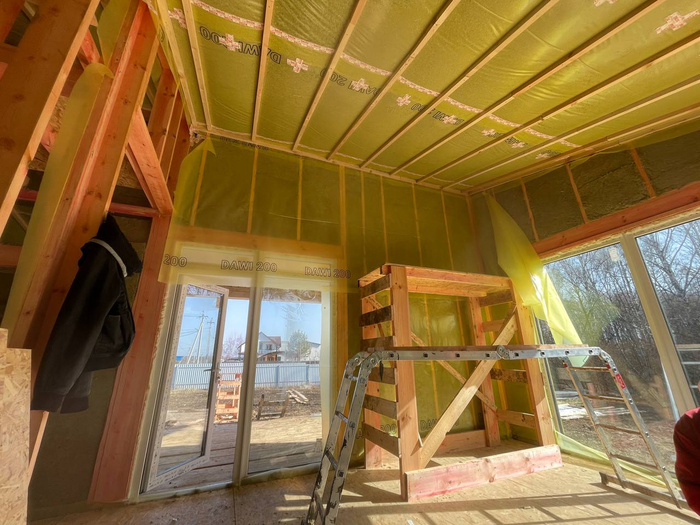 Вот тут проколы видно, через которые задували эковату.