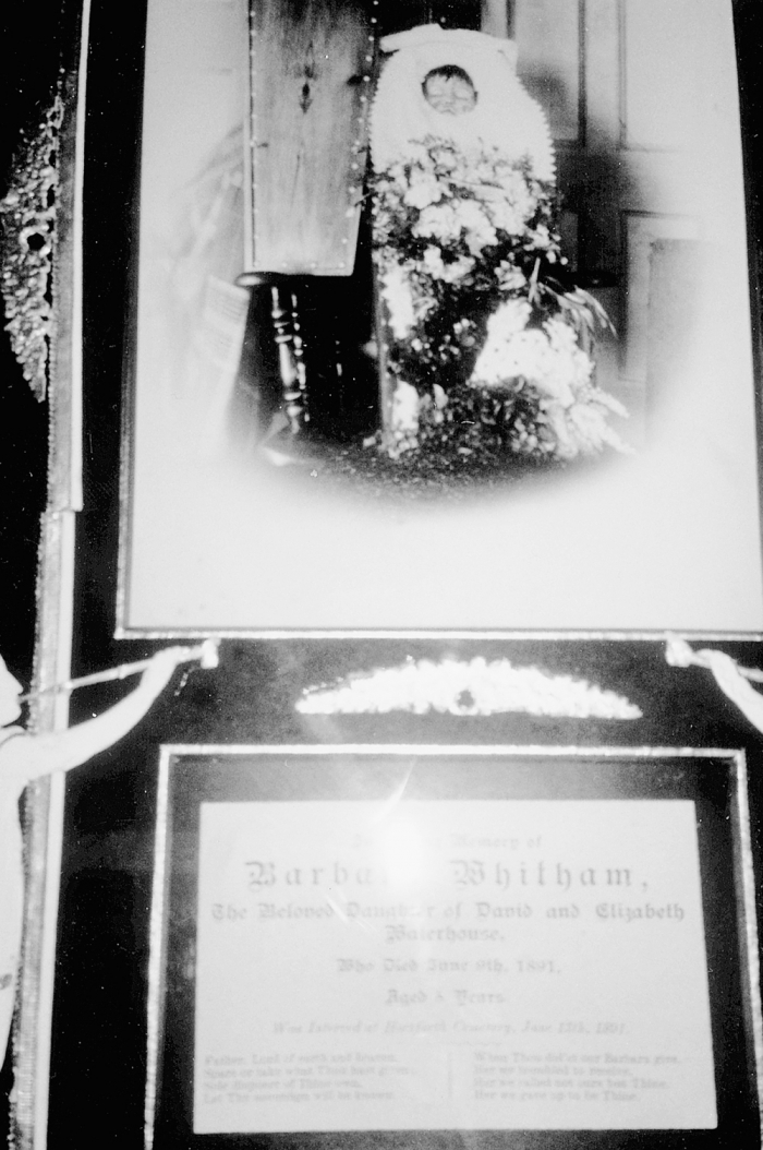 Фотография тела и гроба Барбары Уотерхаус. 