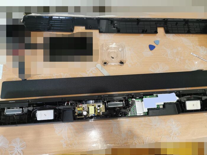 Снимаем нижнюю панель