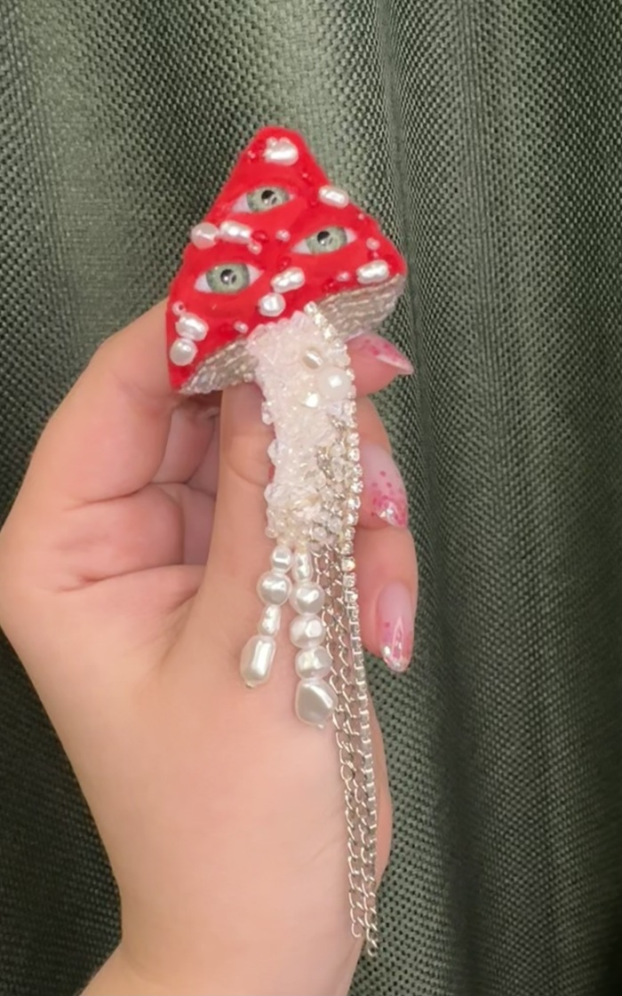 Материалы: бархат, фетр, искусственная замша, шпинель, бусины, бисер, стразовые и металлические цепи