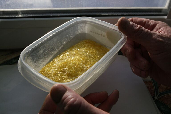 Высушенный яд. Напоминает сырье для стеклотекстолита.