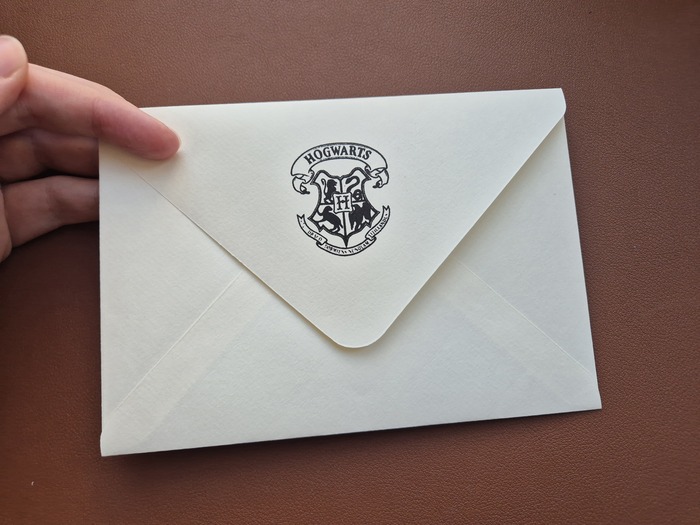 Поставила печать на конверт