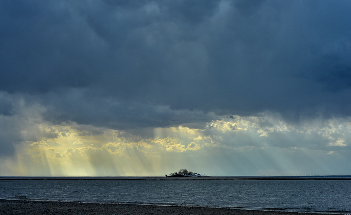 Вид на остров Умовский перед грозой. Остров стремительно размывается. В начале 80-х он был размером со стадион, а сейчас лишь маленький пятачок. Нейросеть просчитала, что в следующем году он исчезнет окончательно.