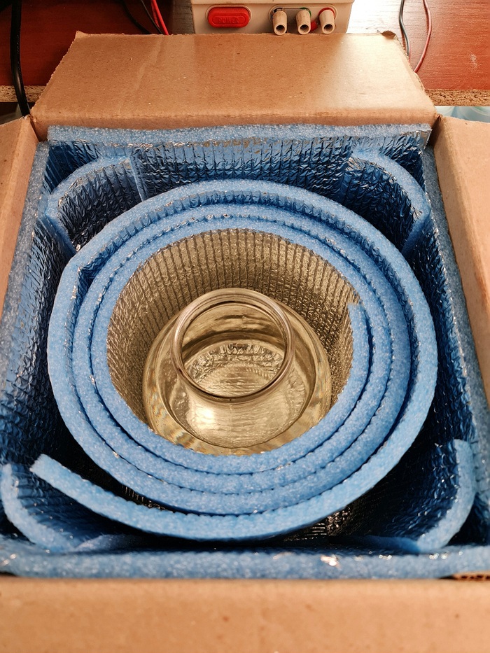 Далее углы, которые можно заполнить строительной пенной. И "кольцо" вокруг вашего основного сосуда.