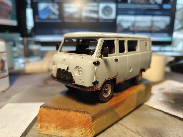 В конце нанес очаги коррозии (это же УАЗ, как-никак:) ). Для более реалистичной ржавчины я слегка развел водой пигмент цвета "ржавчина" и аккуратно нанес ее кистью.