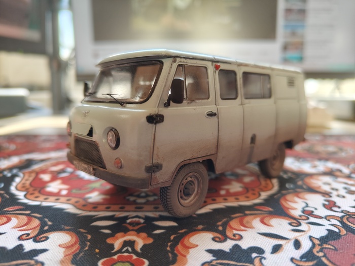 Ну и в конце вклеил стекла, нанес темно-серую смывку для объема углубленных частей и для запыленности нанес пигмент цвета "лесная земля". Закрепил пигмент матовым лаком.