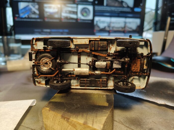 Также ржу нанес и на днище автомобиля.