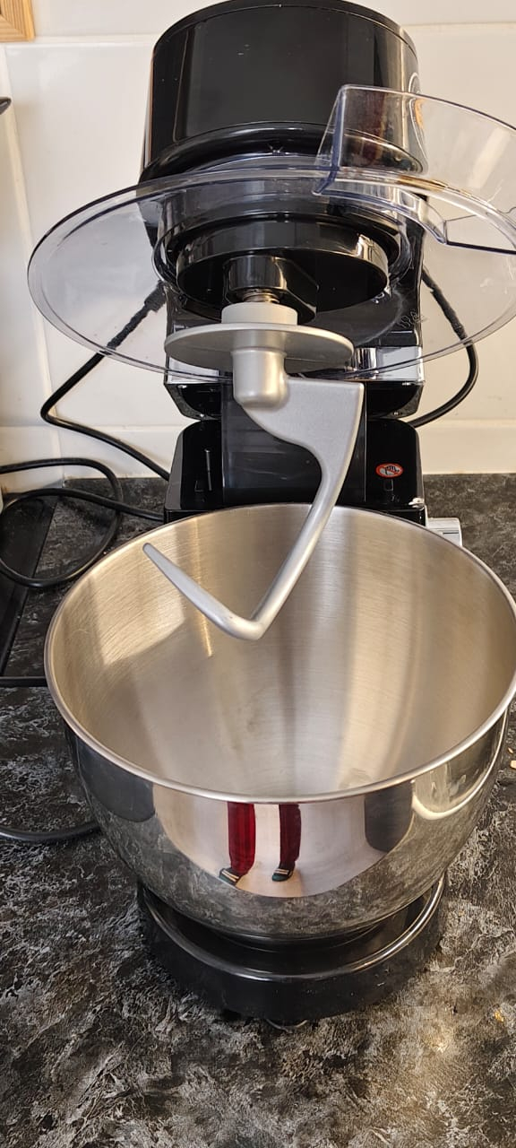 Мой любимый девайс - планетарный миксер! В чаше которого отражаются мои ноги в красных клетчатых штанах.