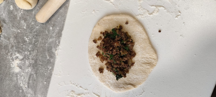 Кладу начинку. Формирую пирожки.