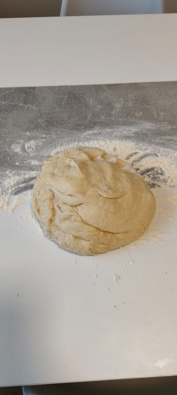 Тесто подошло. Получилось много. Буду использовать только половину.