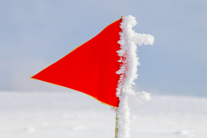 Немного деталей. Обратите внимание, что снег и лед намерзают горизонтально. Ветра тут сильные