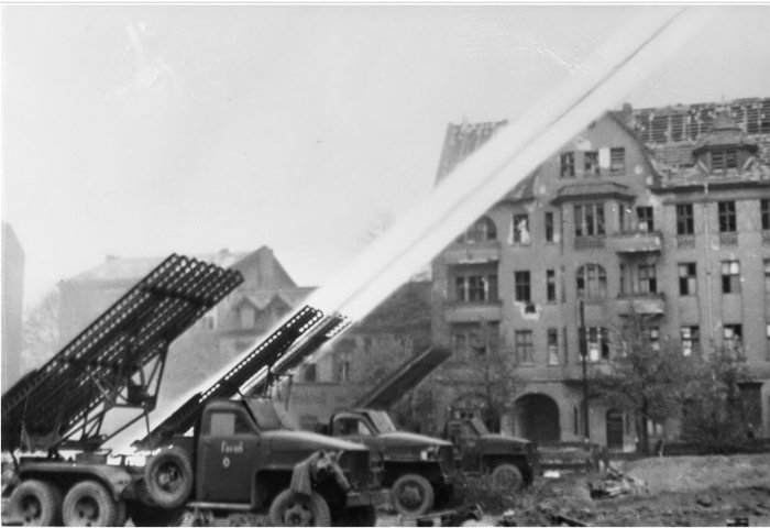 Залп батареи реактивных минометов БМ-13 «Катюша» в Берлине