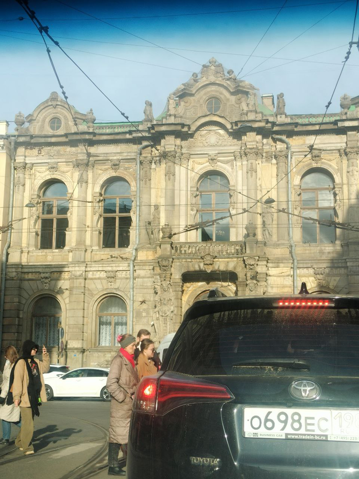 Дом красивый, но какой-то засранный