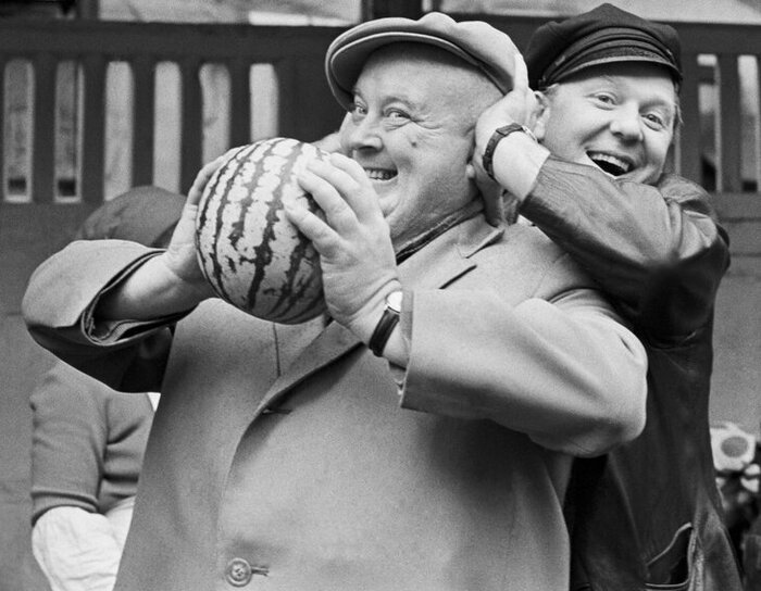 Евгений Моргунов и клоун Олег Попов. 1968 год.