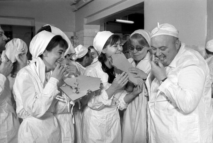 После концерта для коллектива кондитерской фабрики "Большевик". С Ларисой Голубкиной.