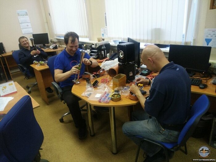 Работающий конвейер из спасателей