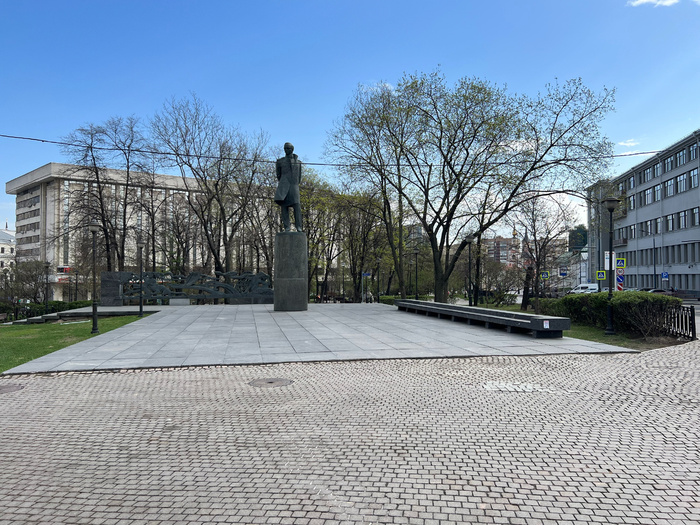 Общий вид памятника Лермонтову и прилегающей территории, 2025. Фото моё.