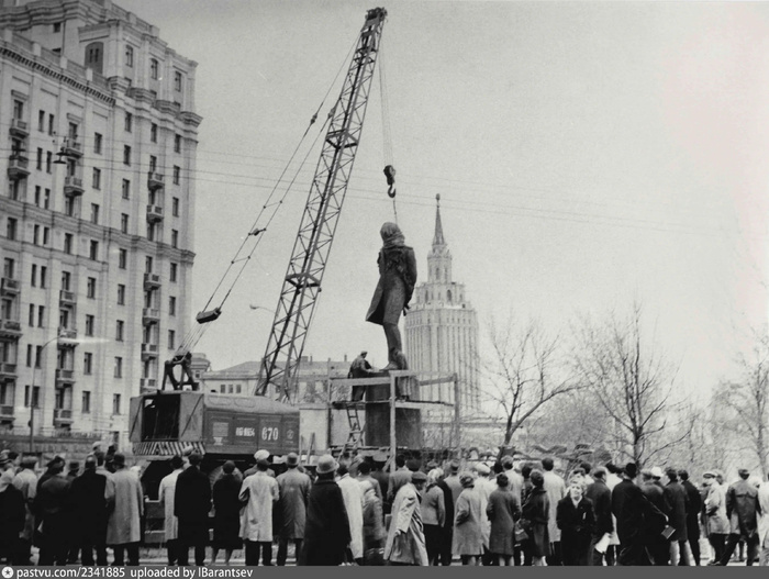Установка бронзовой скульптуры Лермонтова на постамент с помощью крана, 1965. С сайта <!--noindex--><a href="https://pikabu.ru/story/muzhik_v_pidzhake__istoriya_pamyatnika_na_krasnyikh_vorotakh_v_moskve_12665287?u=http%3A%2F%2Fwww.pastvu.com&t=www.pastvu.com&h=3a9dc09f3a362ad923b8078d477795b9581f7c33" title="http://www.pastvu.com" target="_blank" rel="nofollow noopener">www.pastvu.com</a><!--/noindex-->.