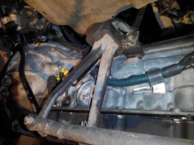 А вот крепление рычагов раздатки пришлось делать заново — старые остались на родной коробке.