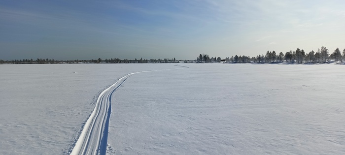 Озеро ещё во льду