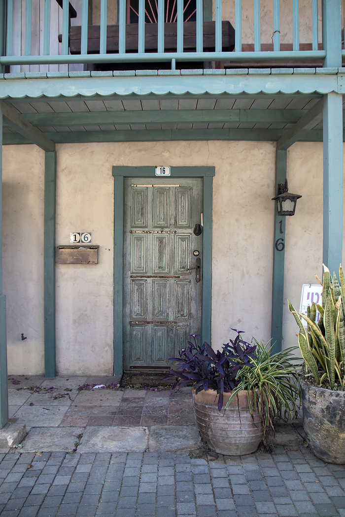 А эта дверь вместе с хозяевами пересекла океан