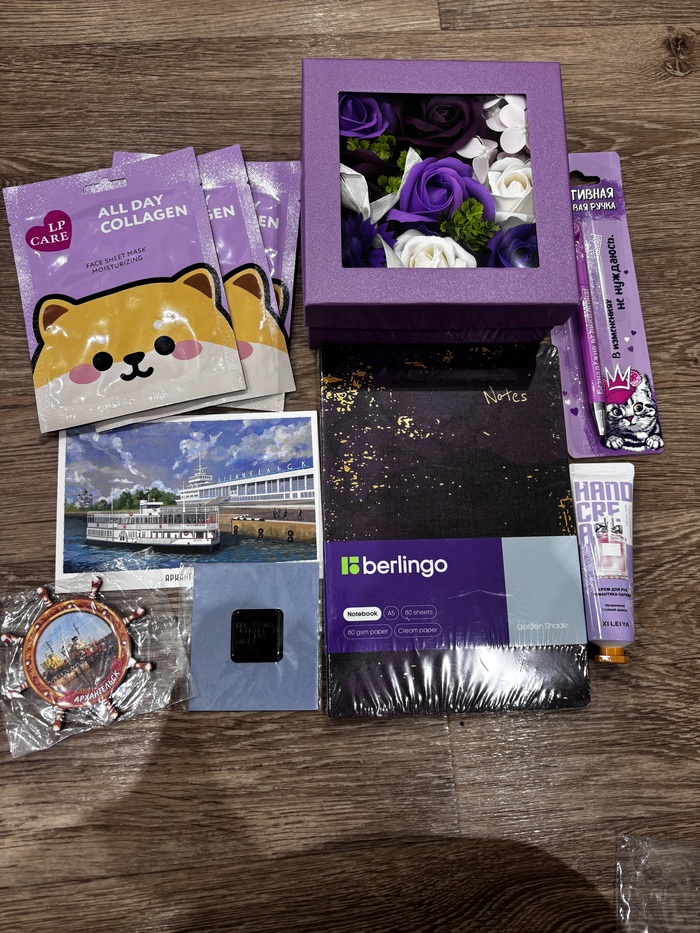 Несъедобное:маски (пользуюсь постоянно , дорогая Анечка угадала ),мыльные цветы(запах очень вкусный),ежедневник,ручка,магнитик ,крем для рук,наклейка для телефона 3д,письмо.