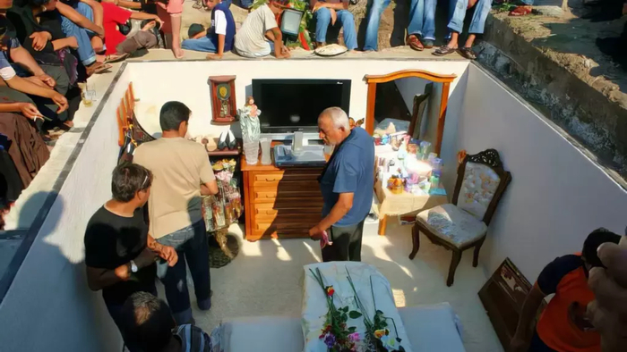 Оформление могилы богатого цыгана