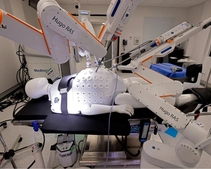 ������ ������ ��������: Medtronic ������� �������������� Hugo � 137 ���������