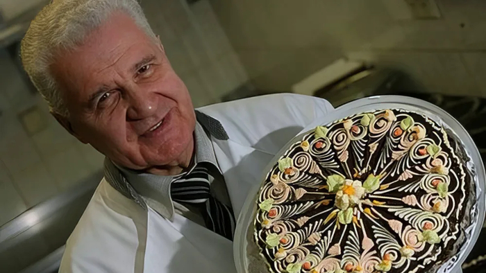 Торт «Прага» в руках автора В. Гуральника