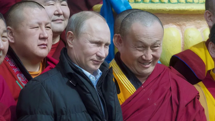 В. Путин тоже посещал Иволгинский дацан в 2013 году, но к святыне прикасаться не стал
