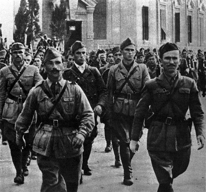 Албанские партизаны маршируют по улицам освобожденной Тираны, ноябрь 1944 года.