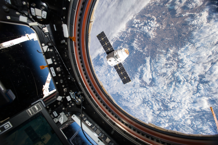 SPACEX орбитальная станция (вид с МКС)