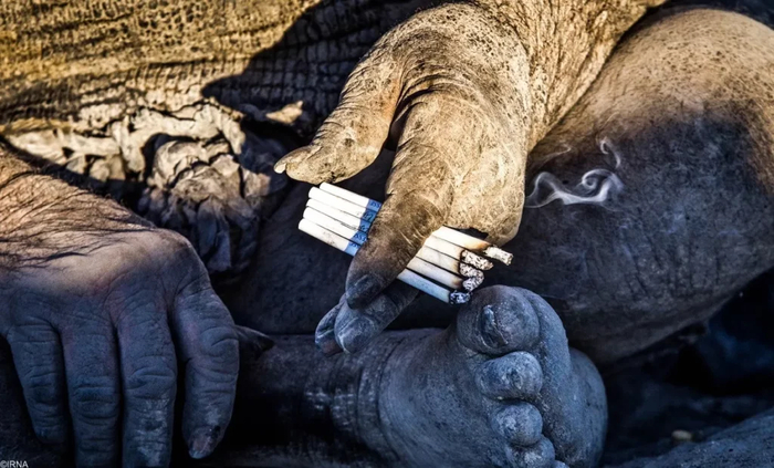 Сигареты Аму Хаджи курит сразу по несколько штук