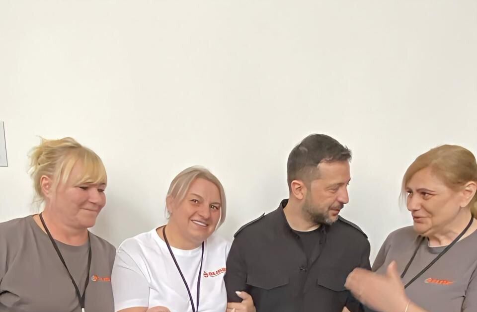 Зеленский во время визита в парламент Чехии сфотографировался с украинками, которые работают там уборщицами