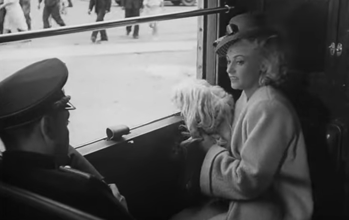 Вот неравнодушная гражданка с немецкими корнями зашевелилась. Собирается сигнализировать гестаповцу сидящему напротив о хулиганстве.