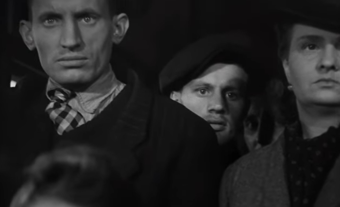 Людям выходка мадамы не понравилась, на лицах читается молчаливая ненависть (помните, фильм снимают сразу после войны). Да и ехать приходится стоя, заметили - все поляки стоят?