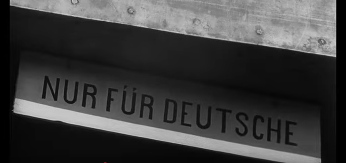 Написано - только для немцев (вывеска на вход в трамвай).