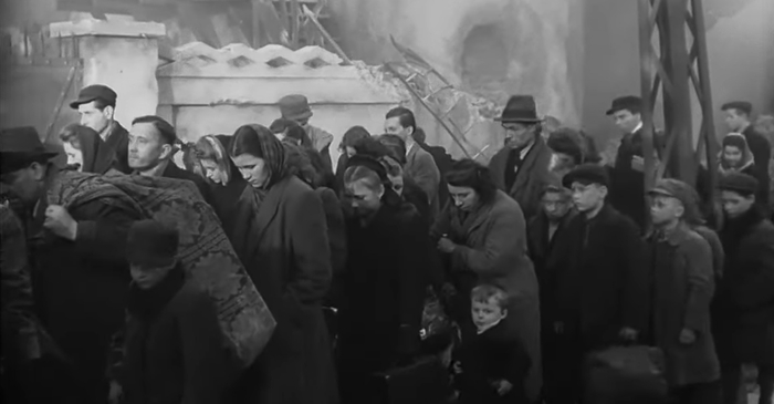 Еще один из трагично-драмматичных эпизодов войны - беженцы.