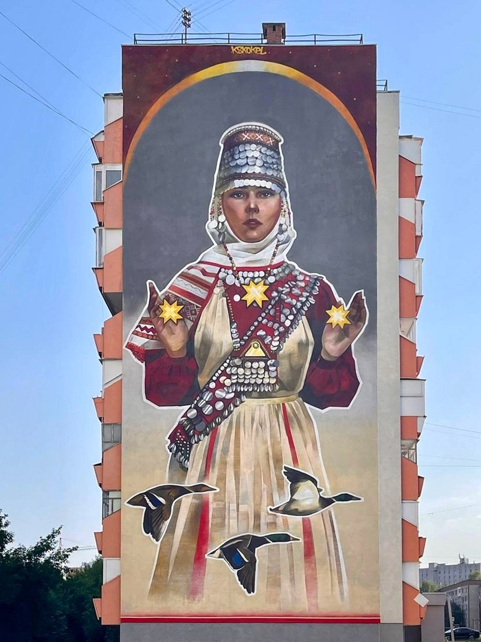 Изображение девушки в национальном чувашском наряде, которая держит в руках три солнца, олицетворяющее единство поколений.