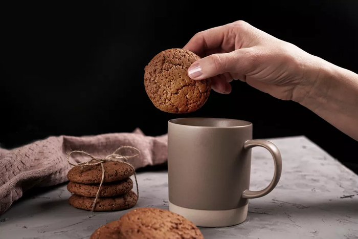 Опускать печенье в чай нужно по инструкции