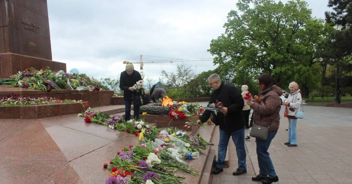 Жители Одессы усыпали цветами памятник Неизвестному матросу