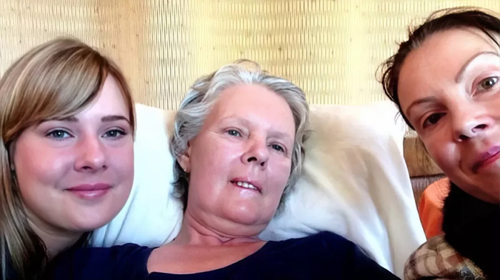 Последнее фото смертельно больной женщины из Уэльса и двух ее дочерей в клинике Дигнитас в Швейцарии, куда эту женщину привезли для эвтаназии