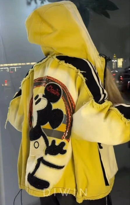 Так выглядит дизайн запрещенной куртки, только верхняя полоска синяя