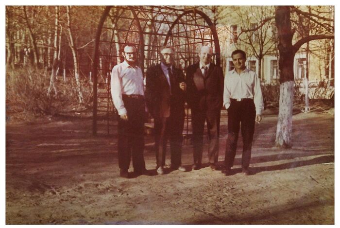 С сыновьями в Москве, 70-е годы. В чёрном костюме мой дедушка.