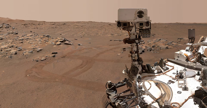 Mastcam — основная цветная камера марсохода «Кьюриосити».  2Она делает снимки по мере перемещения аппарата и обеспечивает учёных визуальной информацией, которая даёт возможность сравнить условия Марса с окружающей средой на Земле.