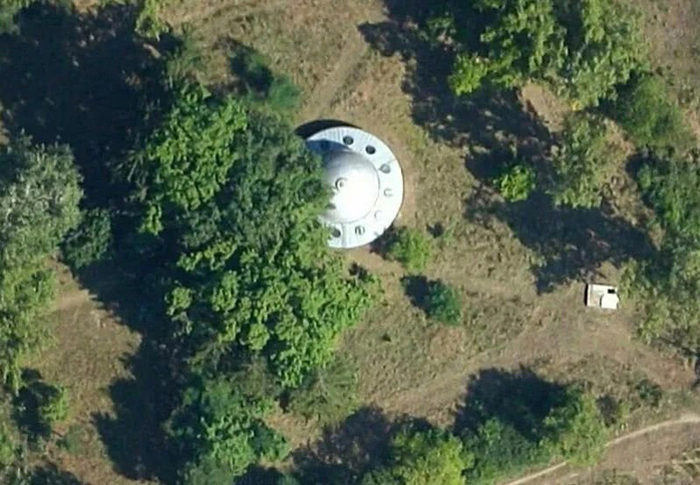 Летающая тарелка: 45 42'11.97"N, 21 18'7.81"E.