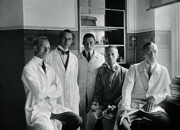 Юнгер (второй слева) в Зоологическом институте Лейпцигского университета, 1925